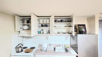 Réfrigérateur, micro-ondes, plaque de cuisson, cafetière/bouilloire