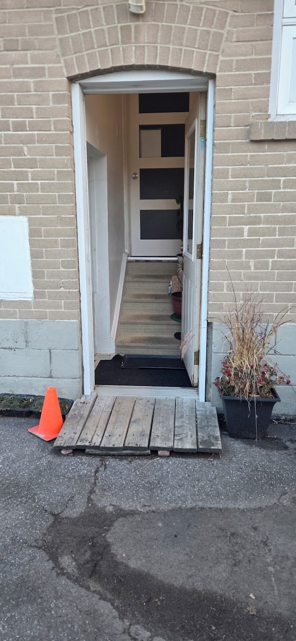 Exterior detail - Entire ; Private Suite Bsmt & Parking (Markham)