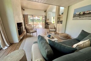 Fernseher, Kamin, DVD-Player, Bücher