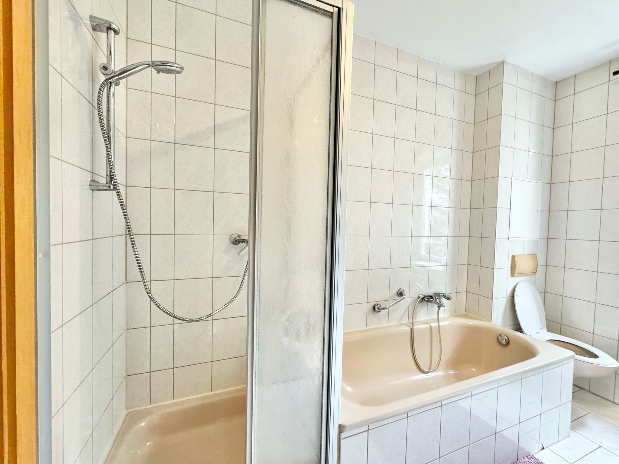 Haartrockner, Handtücher, Toilettenpapier
