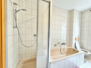Haartrockner, Handtücher, Toilettenpapier