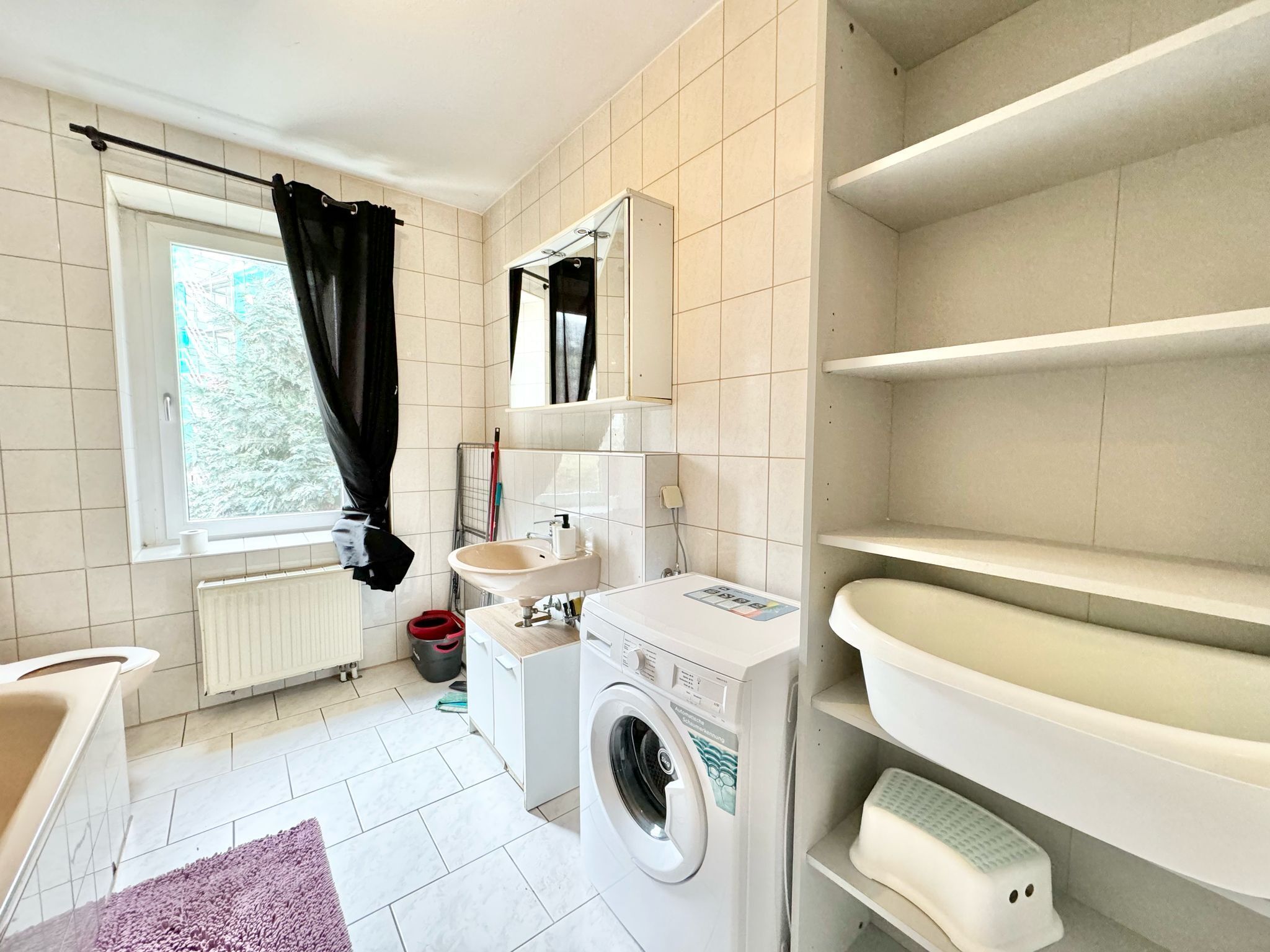 Haartrockner, Handtücher, Toilettenpapier