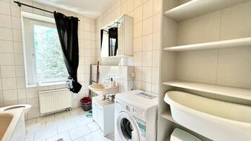 Haartrockner, Handtücher, Toilettenpapier