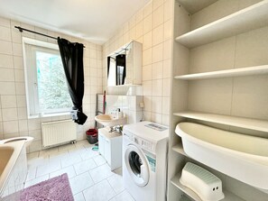 Haartrockner, Handtücher, Toilettenpapier