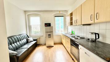 Kühlschrank, Ofen, Herdplatte, Wasserkocher