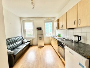 Kühlschrank, Ofen, Herdplatte, Wasserkocher