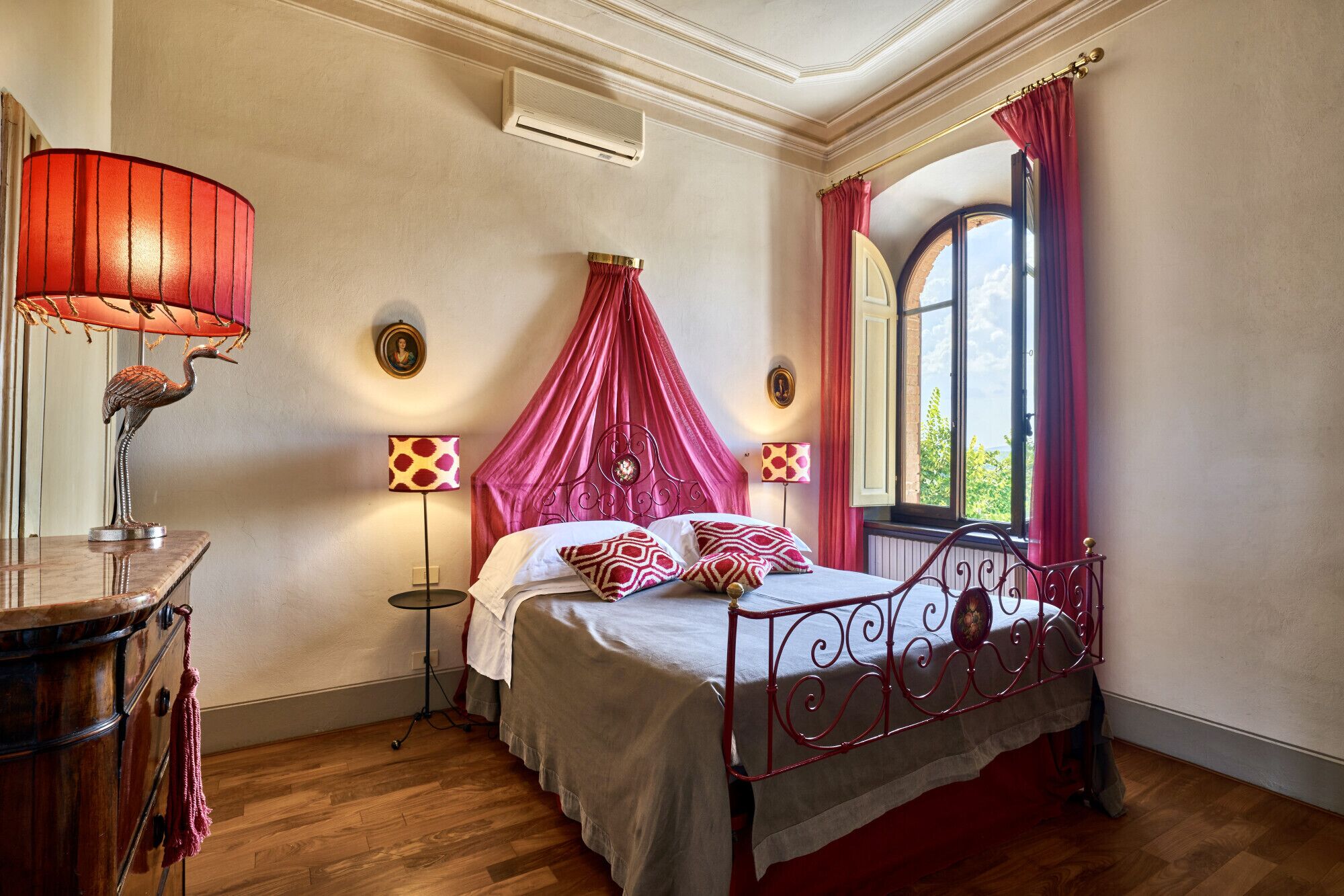 18 bedrooms, internet, bed sheets