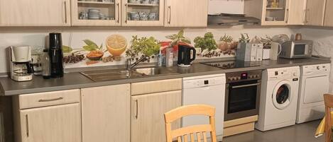 Réfrigérateur, micro-ondes, plaque de cuisson, cafetière/bouilloire