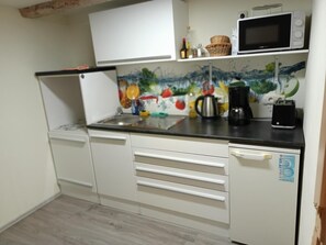 Kühlschrank, Mikrowelle, Herdplatte, Wasserkocher mit Kaffee-/Teezubehör