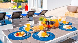 Outdoor dining - Renovated Villa with Heatable Saltwater Pool (Carvoeiro)
