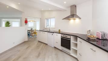 Geladeira, micro-ondas, fogão, lava-louças