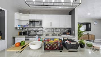 Refrigerador, microondas, horno y parrilla de estufa