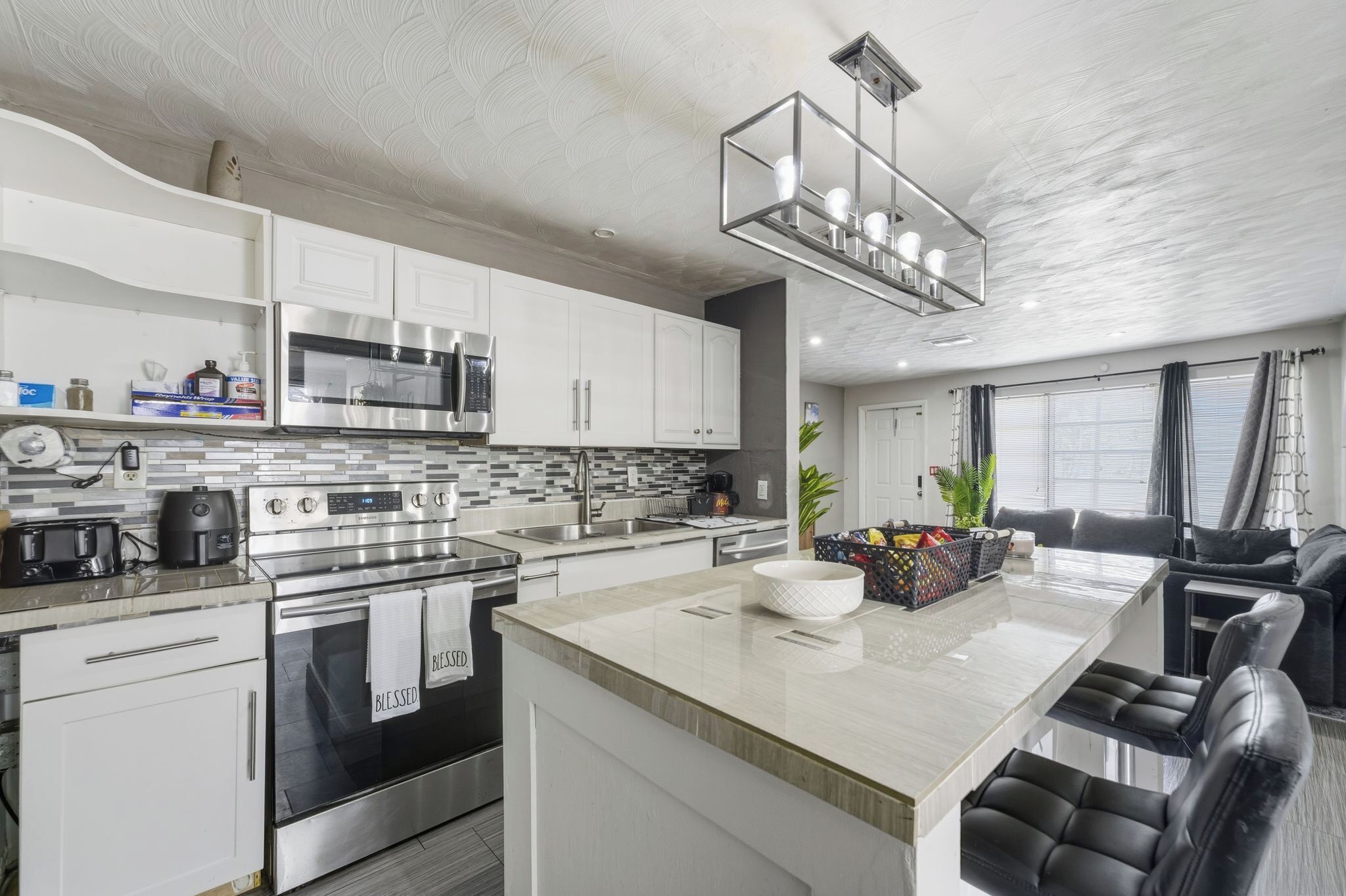 Refrigerador, microondas, horno y parrilla de estufa 