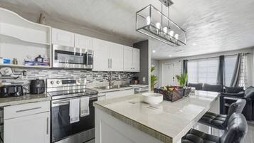 Geladeira, micro-ondas, fogão, cooktop