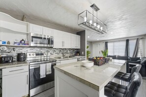 Frigorífico, microondas, horno y placa de cocina