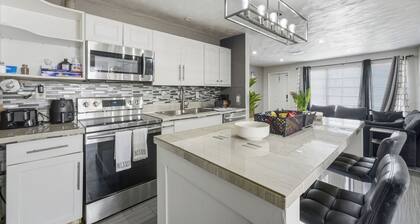 Theater Room+Coconut Trees+Spacious+Local+Modern Palm Tree Oasis