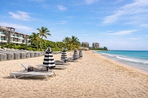 On the beach - Beachfront unit w/ Private Pool and beach access! (Playa del Carmen)