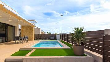 Una piscina cubierta, una piscina al aire libre