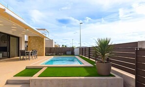 Una piscina cubierta, una piscina al aire libre