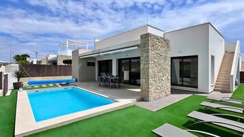 Una piscina cubierta, una piscina al aire libre