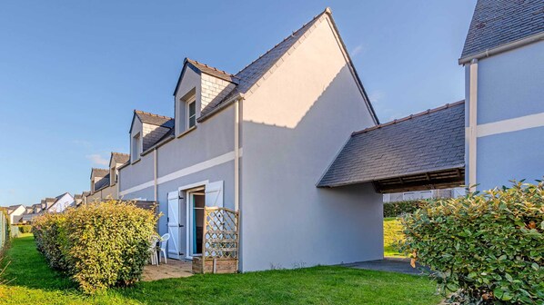 A modern two-story house with a sloped roof, a small front porch, and a well-maintained lawn. - T. de Pentrez Ndeg75 - 2P4 (Saint-Nic)