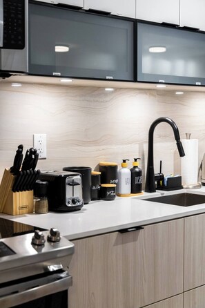 ثلاجة، ميكروويف، فرن، موقد طهي مسطح