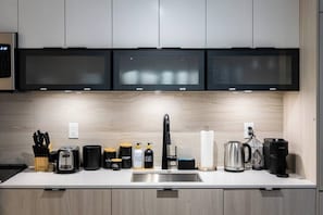 Réfrigérateur, micro-ondes, four, plaque de cuisson