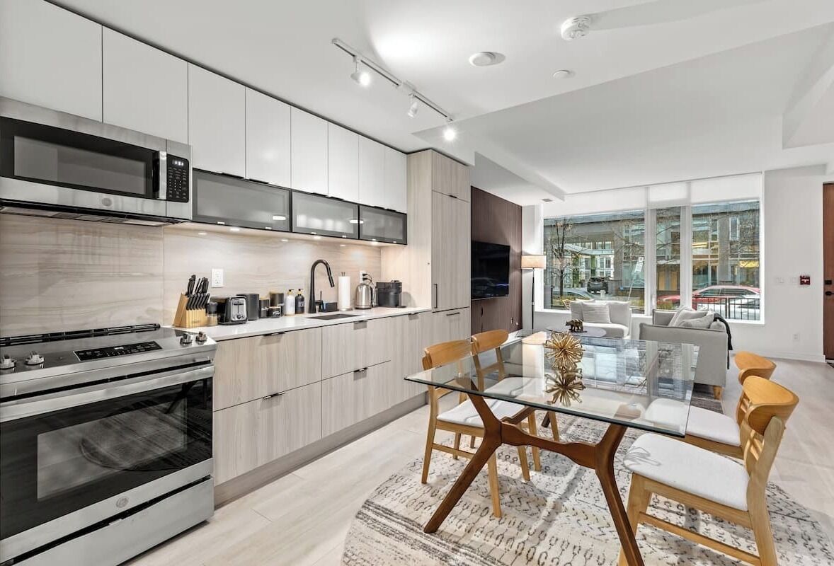 ثلاجة، ميكروويف، فرن، موقد طهي مسطح