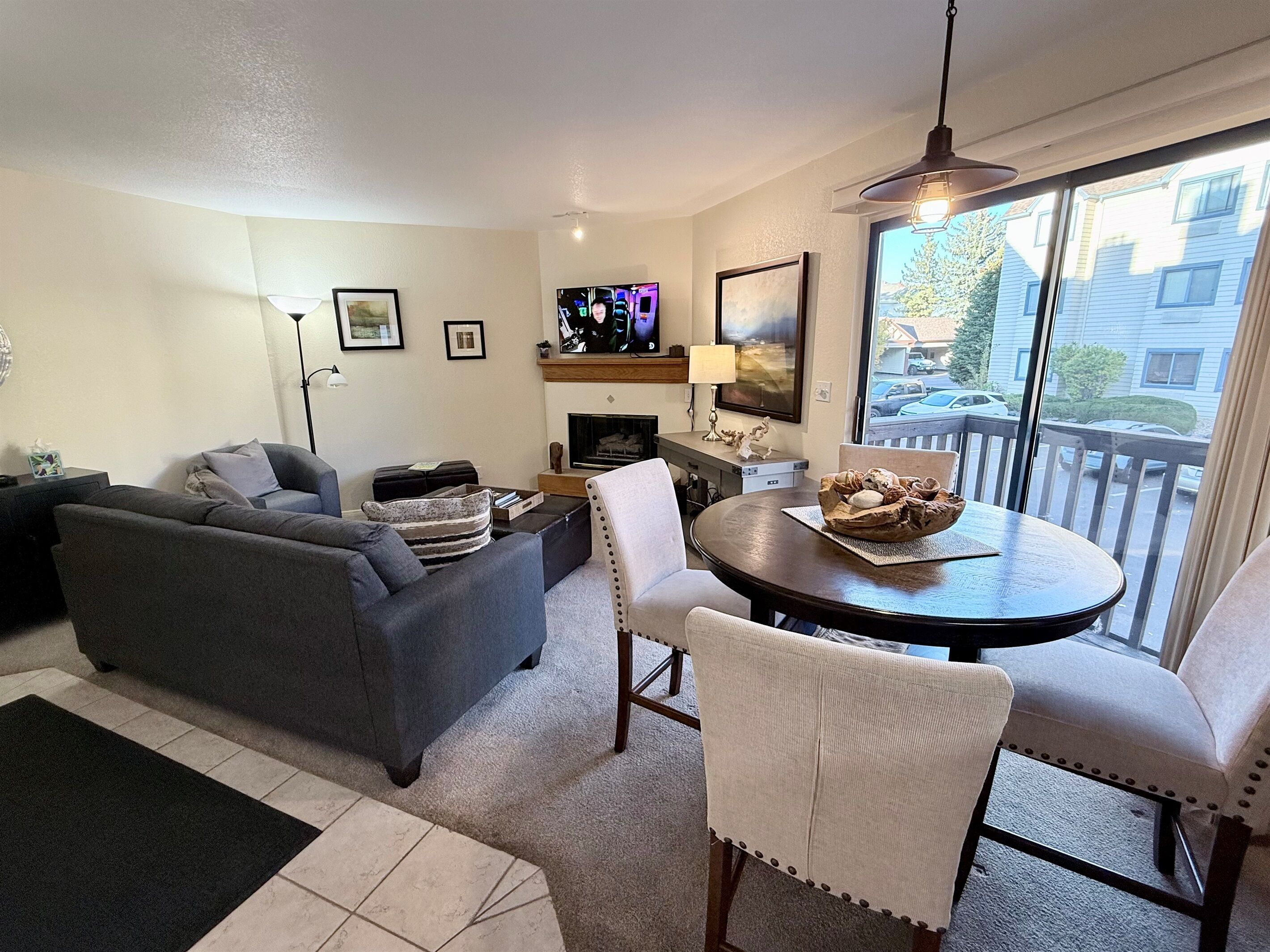 TV connectée, cheminée, espaces bureaux