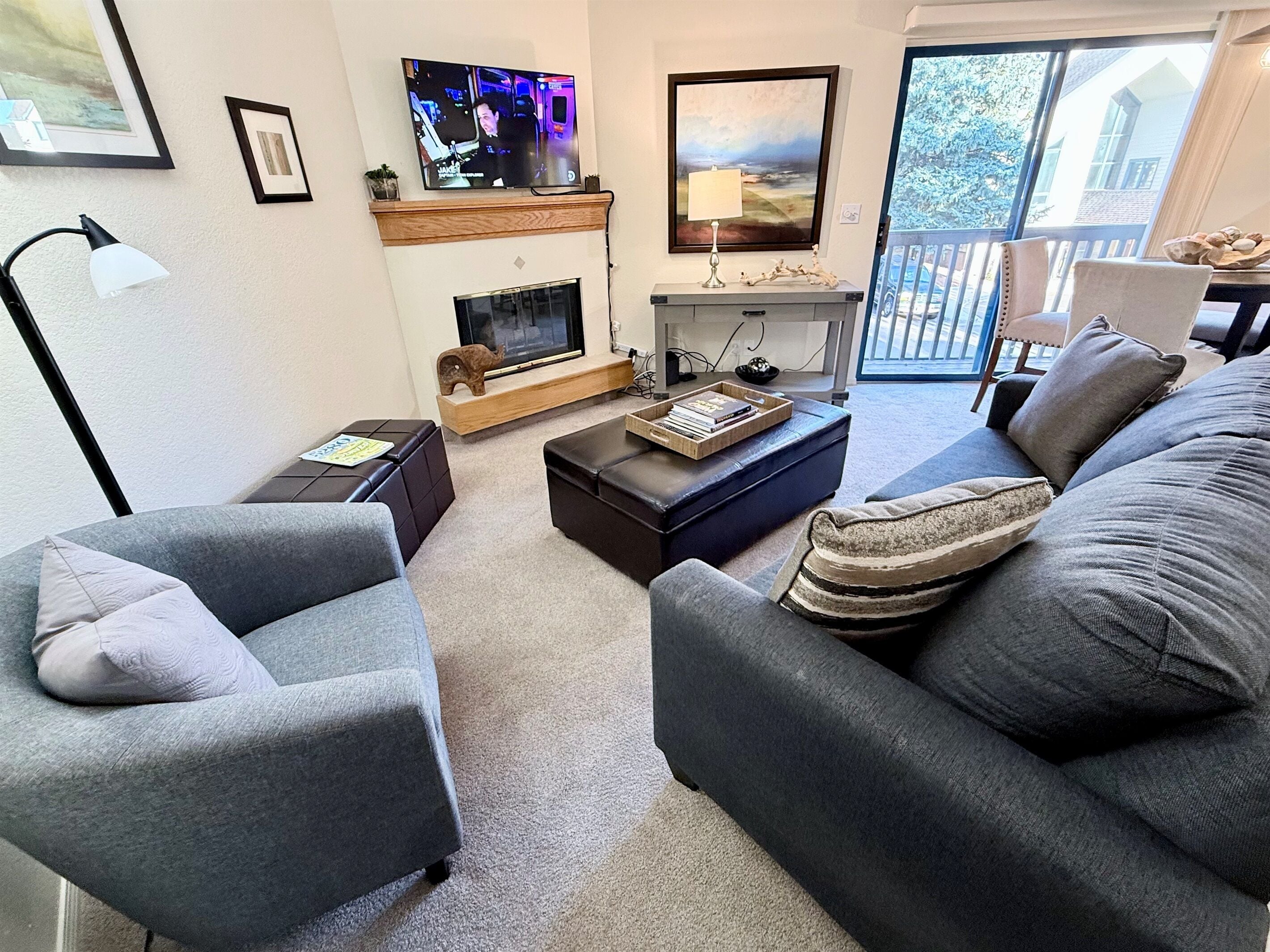 Een smart-tv, een open haard en een kantoor