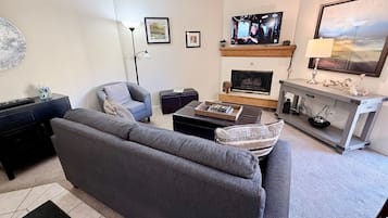 Smart-tv, eldstad och kontor