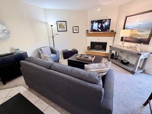 Smart TV, chimenea y oficina 