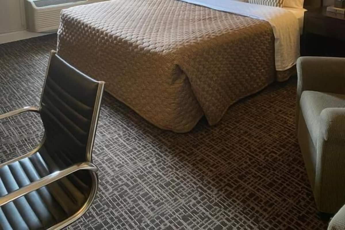 Double Room, 1 Queen Bed, Non Smoking | Iron/ironing board, free WiFi, wheelchair access