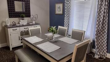 Deluxe Apartment | Dining