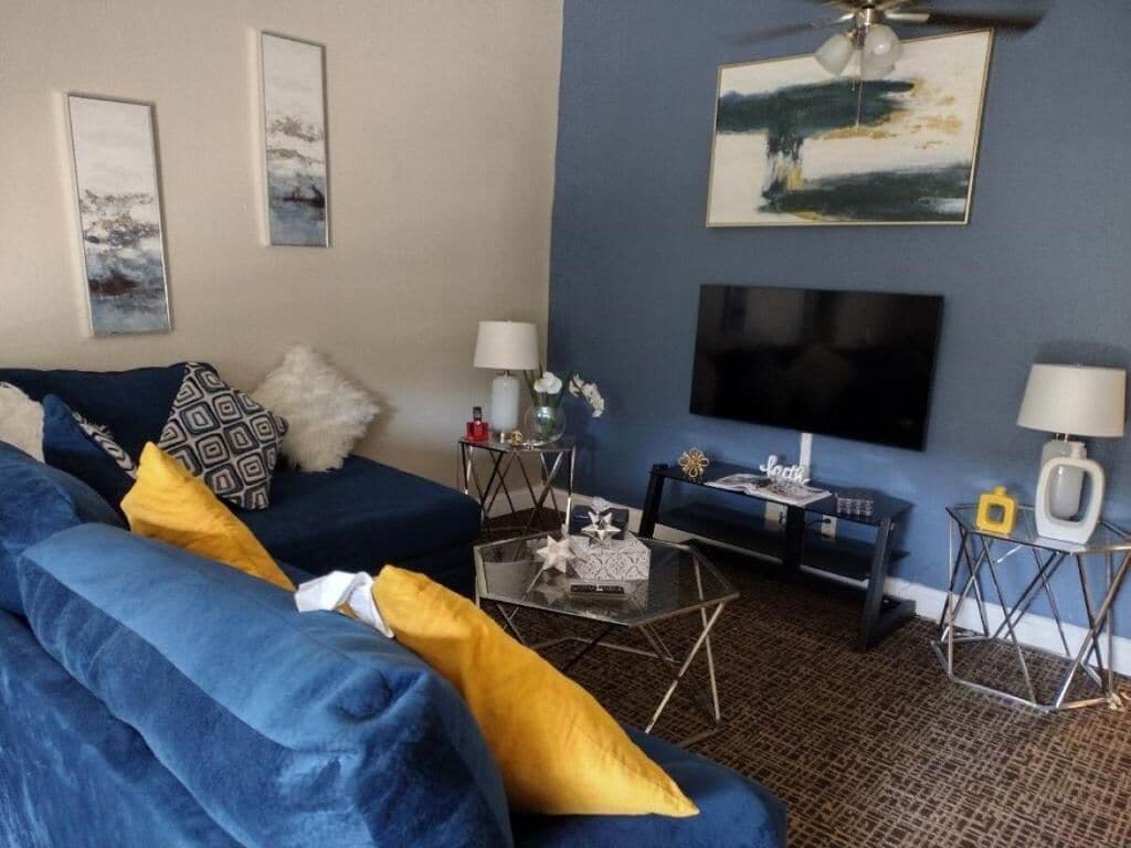 Deluxe Apartment | Living area | TV