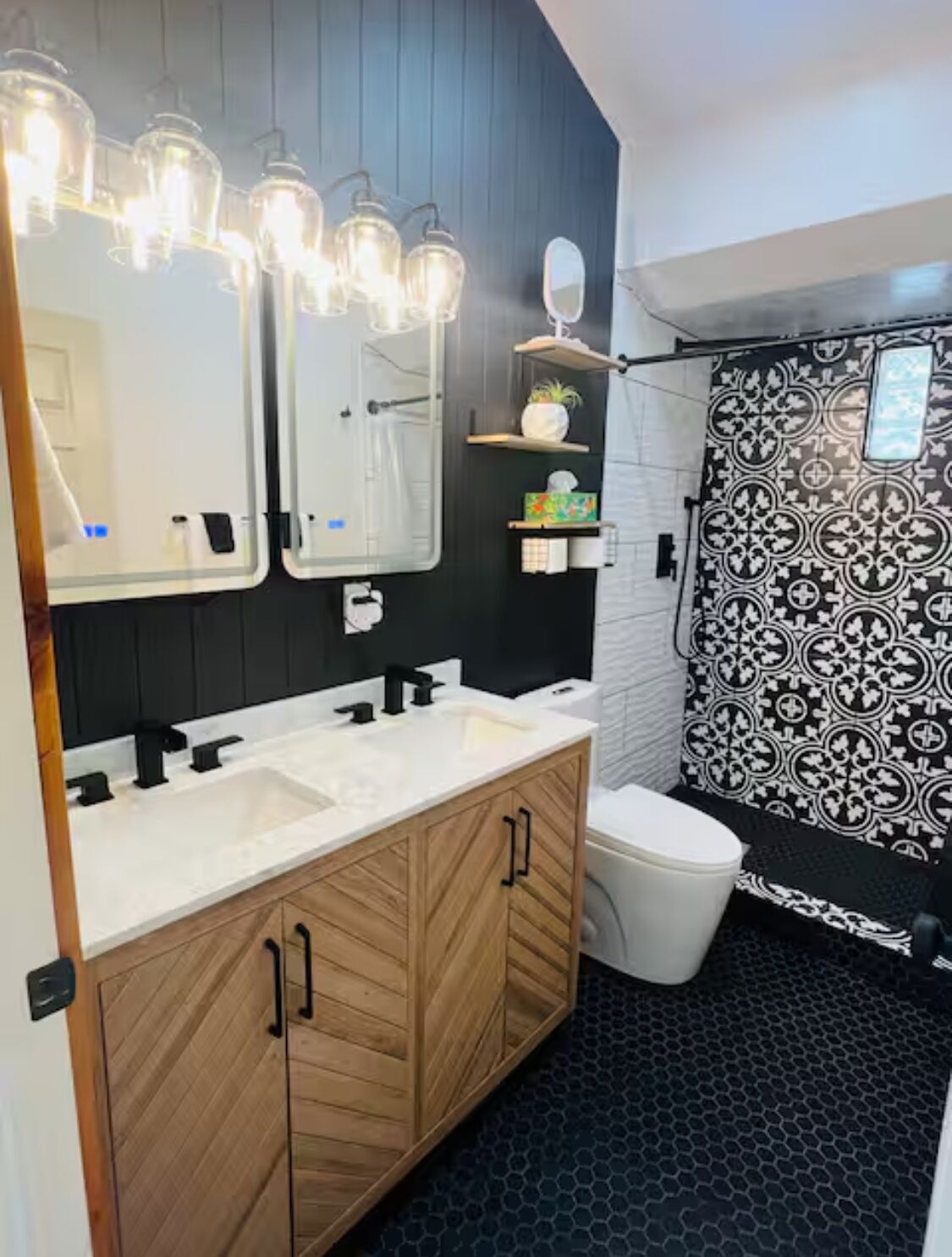 Douche, serviettes fournies, savon, papier toilette