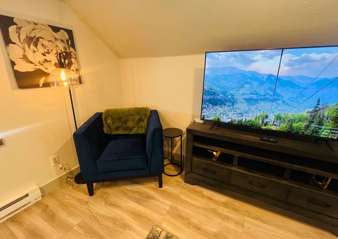 Cozy Remodeled Downtown 2 Story Carriage House! - Olathe, CO