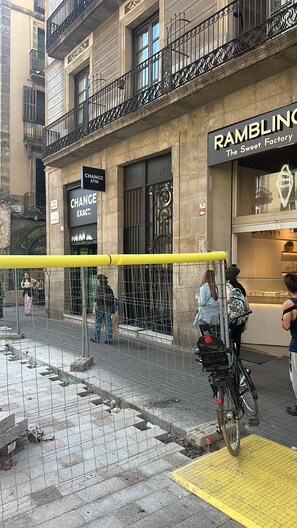 Een straatbeeld met een gebouw met de tekst 
