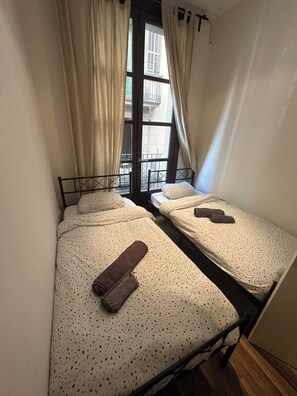 2 bedrooms, iron/ironing board, WiFi, bed sheets - la rambla guesthouse (Barcelona)