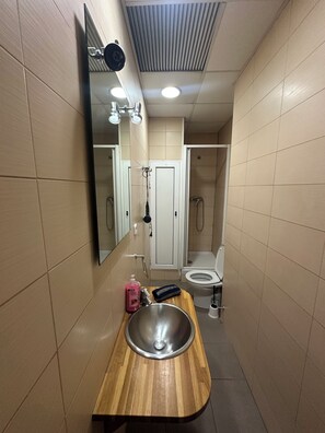 Een douche, een haardroger, handdoeken, zeep