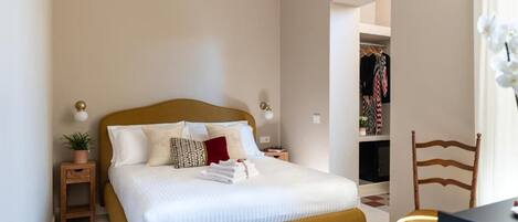 Deluxe-Doppelzimmer, Balkon, Blick auf den Innenhof | Zimmersafe, Verdunkelungsvorhänge, Bügeleisen/Bügelbrett