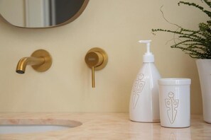 Deluxe Double Room, Balcony, Courtyard View | Bathroom | Shower, free toiletries, hair dryer, towels - Arrecramos (Cagliari)