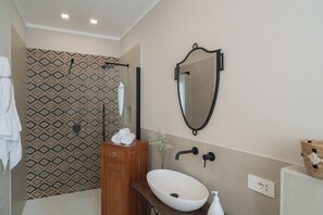 Romantic Room, City View | Bathroom | Shower, rainfall showerhead, free toiletries, hair dryer - Arrecramos (Cagliari)