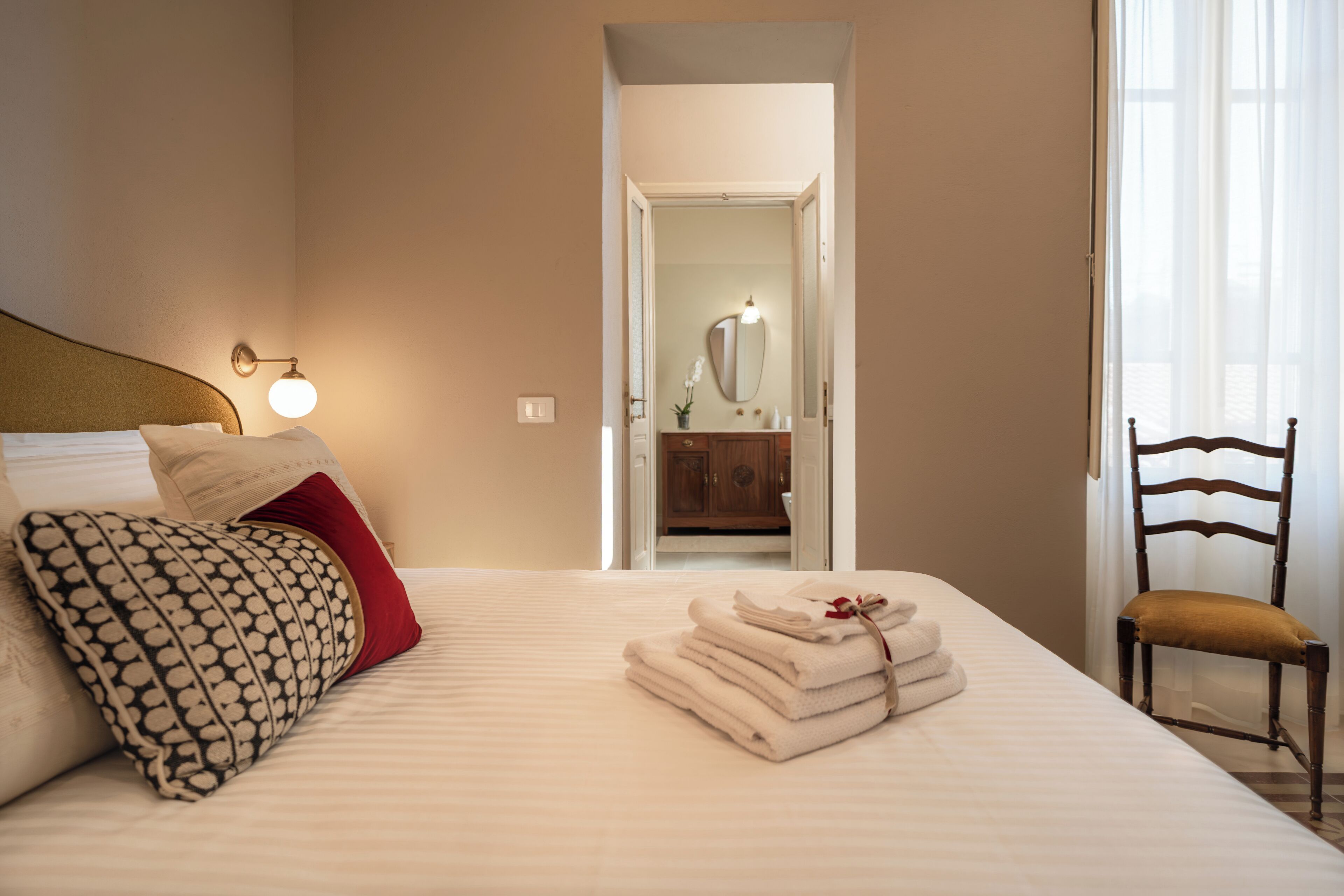 デラックス ダブルルーム バルコニー コートヤードビュー | セ  ーフティボックス (室内)、遮光カーテン、アイロン / アイロン台、WiFi (無料)