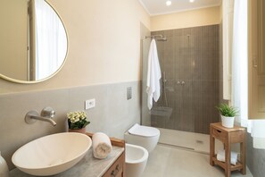 Classic Room | Bathroom | Shower, rainfall showerhead, free toiletries, hair dryer - Arrecramos (Cagliari)