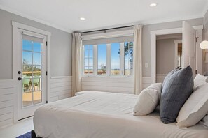 3 bedrooms, desk, iron/ironing board, WiFi - Hot Tub~Waterfront Retreat~EPIC Game Room~Private (Beaufort)