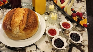 Un bufé de desayuno con diversos pasteles, frutas y bebidas.