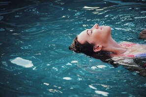 من حمّامات السباحة المغطاة