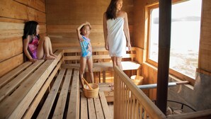 Una cabaña de madera con bancos de madera y una zona de sauna.