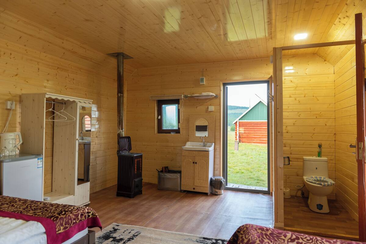 Cabana superior, 1 cama de casal e sofá-cama, vista para o lago, ao lado da pista de esqui